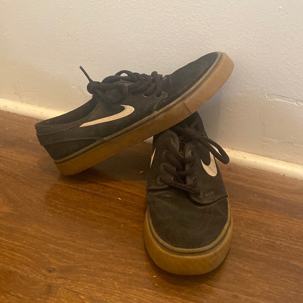 Gum sole Nikes